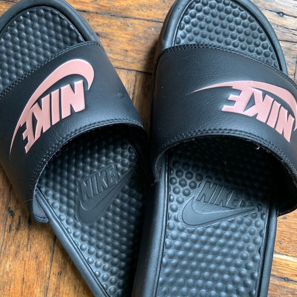 Women’s Nike Slides 🌸